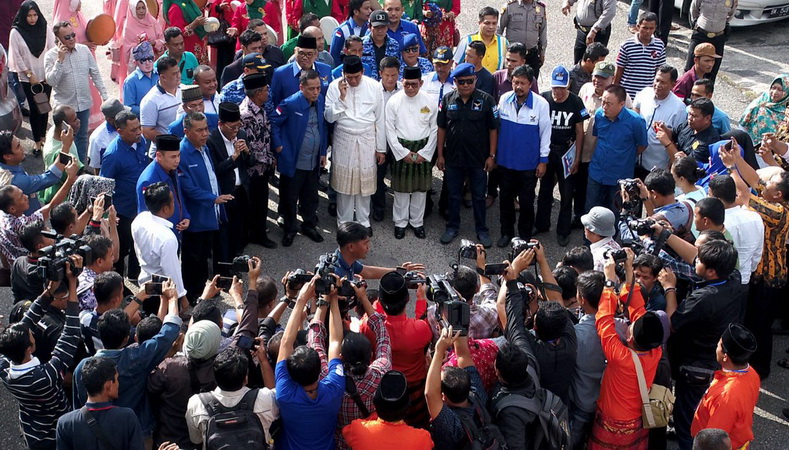 Ratusan Massa Iringi Firdaus-Rusli Daftar ke KPU Riau